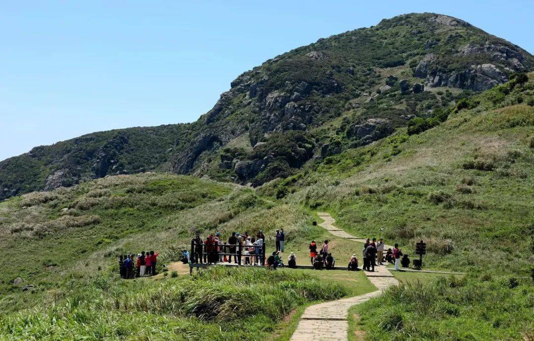 海風,在此領略了:一個海島,擁有一半草原,身處海島,更有天湖清澈如鏡