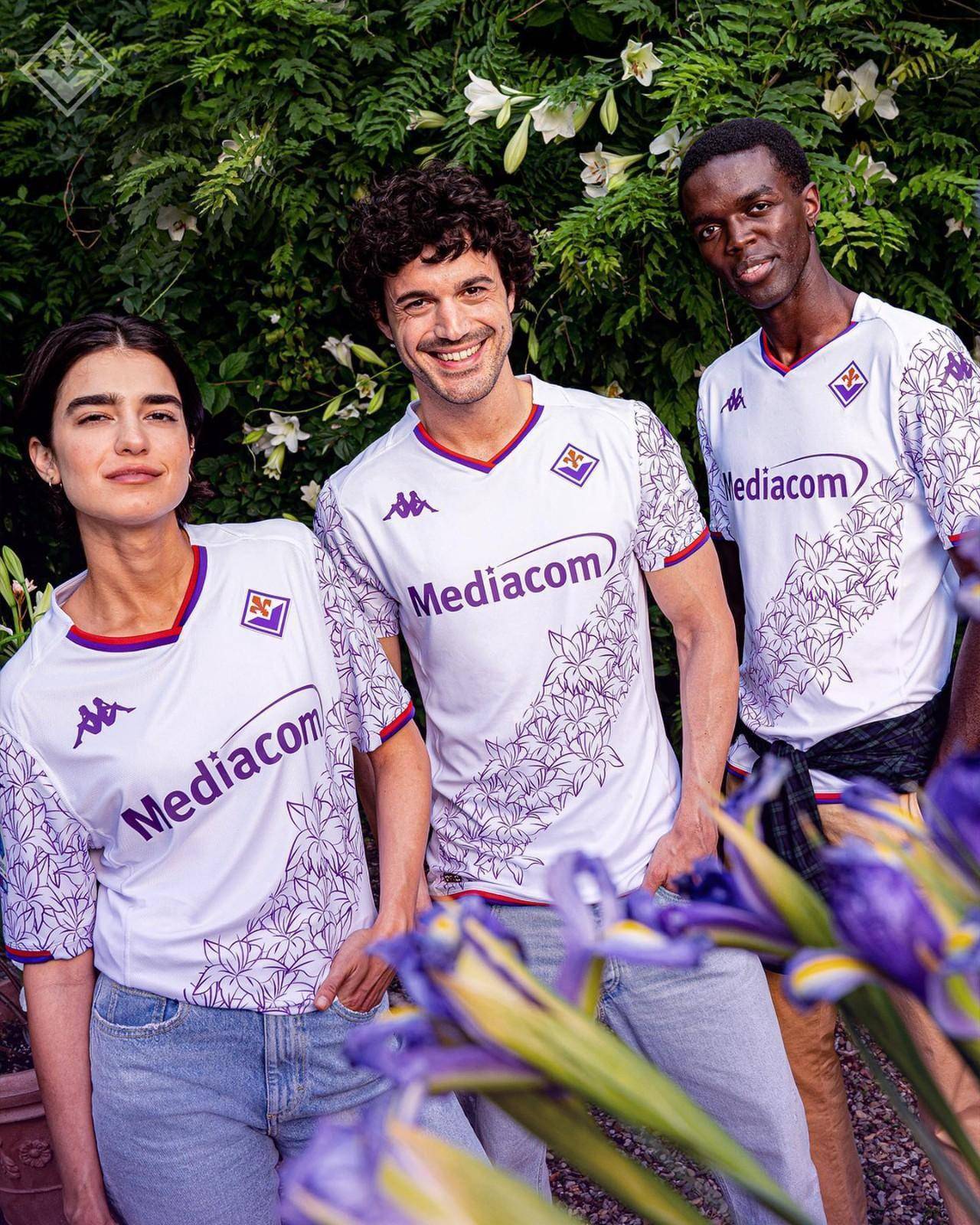 佛罗伦萨发布2023/24赛季客场球衣_图案_主场_衣领