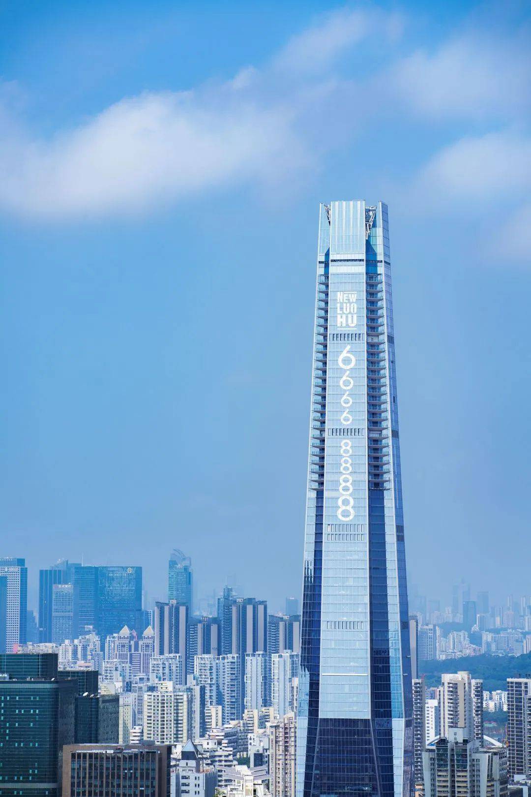 由城脉控股打造,于深圳中轴之上崛起的388米「城脉中心」,一经亮相便