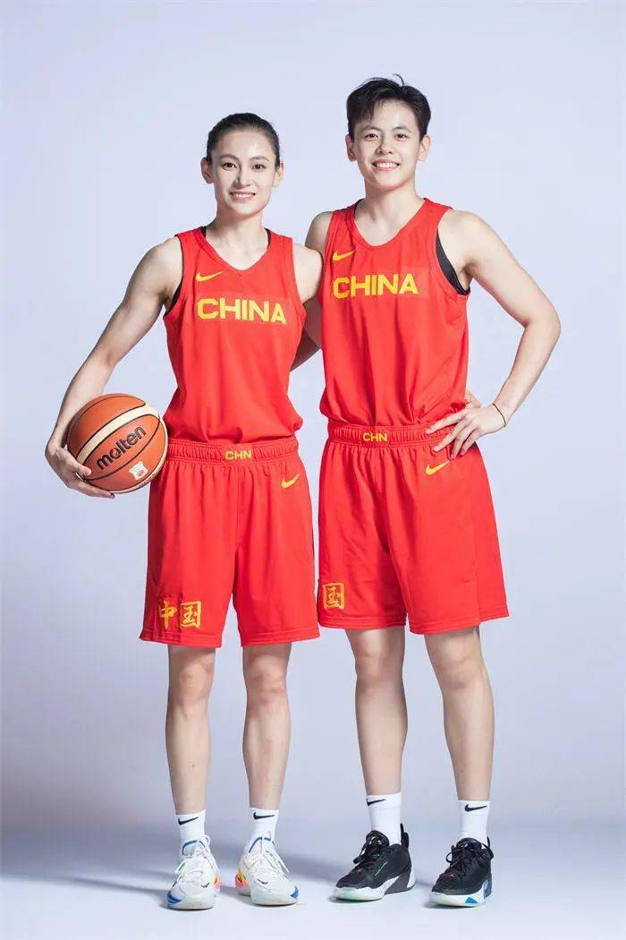 中国女篮夺冠!云南姐妹花"顶峰相见"!_杨力维_杨舒予_杨飞鹏