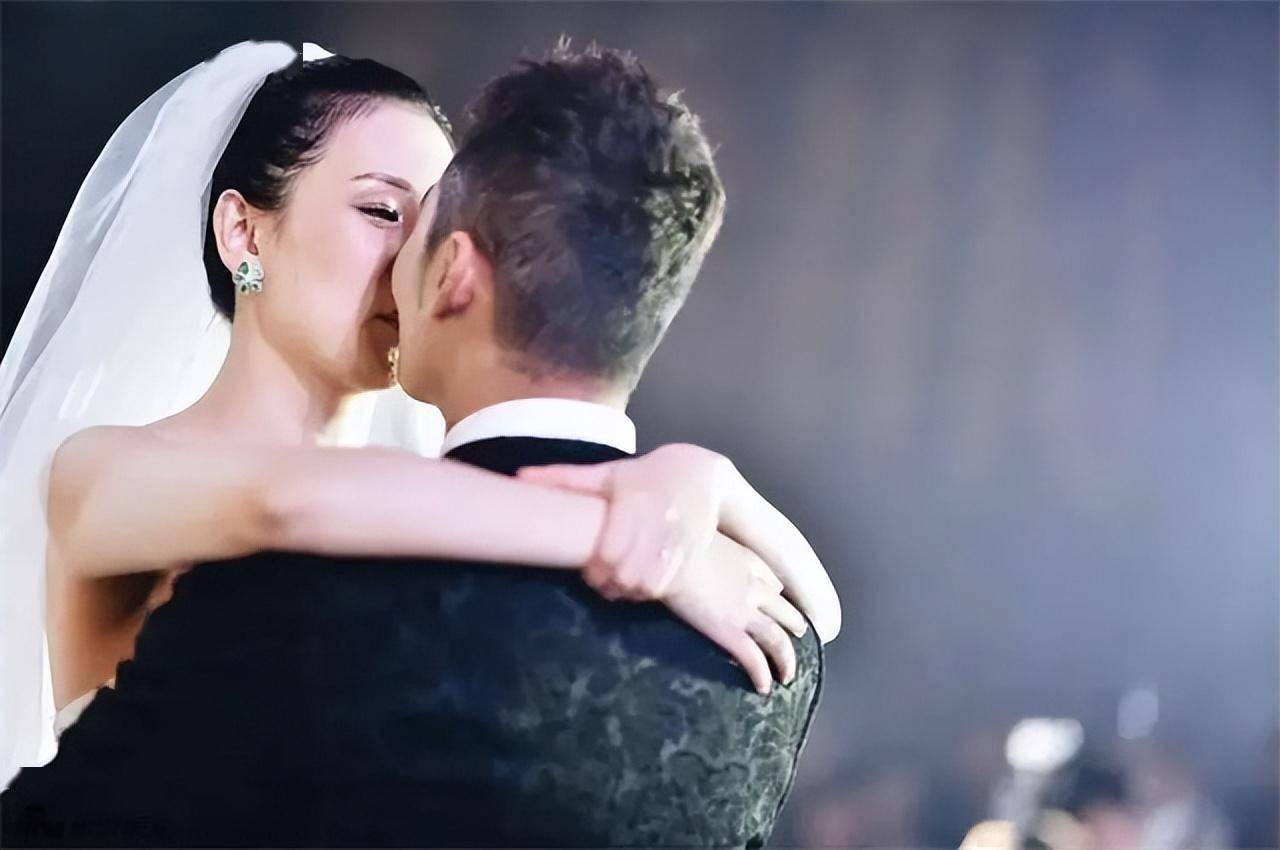 超模佟晨洁,与谢晖被誉为国内小贝和辣妹,离婚后却嫁给了魏巍_婚姻