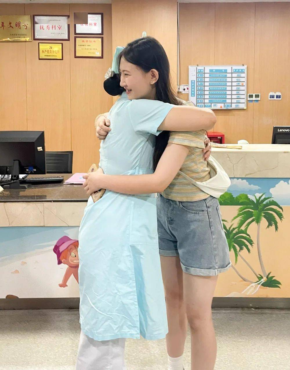 【儿院动态】女孩中考后与曾经的管床护士如愿"相认"_小静_张崇敏