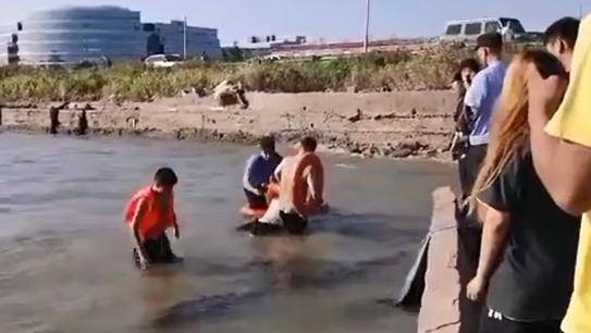 小伙海边玩水被困礁石，青岛民警携救生衣跳海中救人