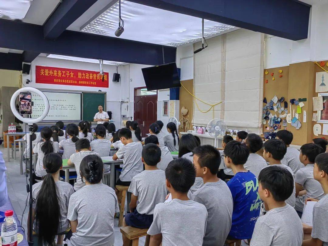 聘书颁发爱心商家证书现场邀请了卢书记为小四川餐馆愿少年们乘风起