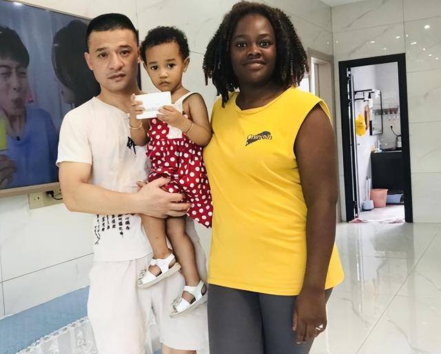 两个人年纪相差13岁,而女主又是"黑妹",这看似完全不相干的人最终还是