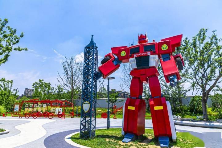 星河公园(消防主题公园)市民能在公园一展歌喉,体验夏夜户外休闲乐趣
