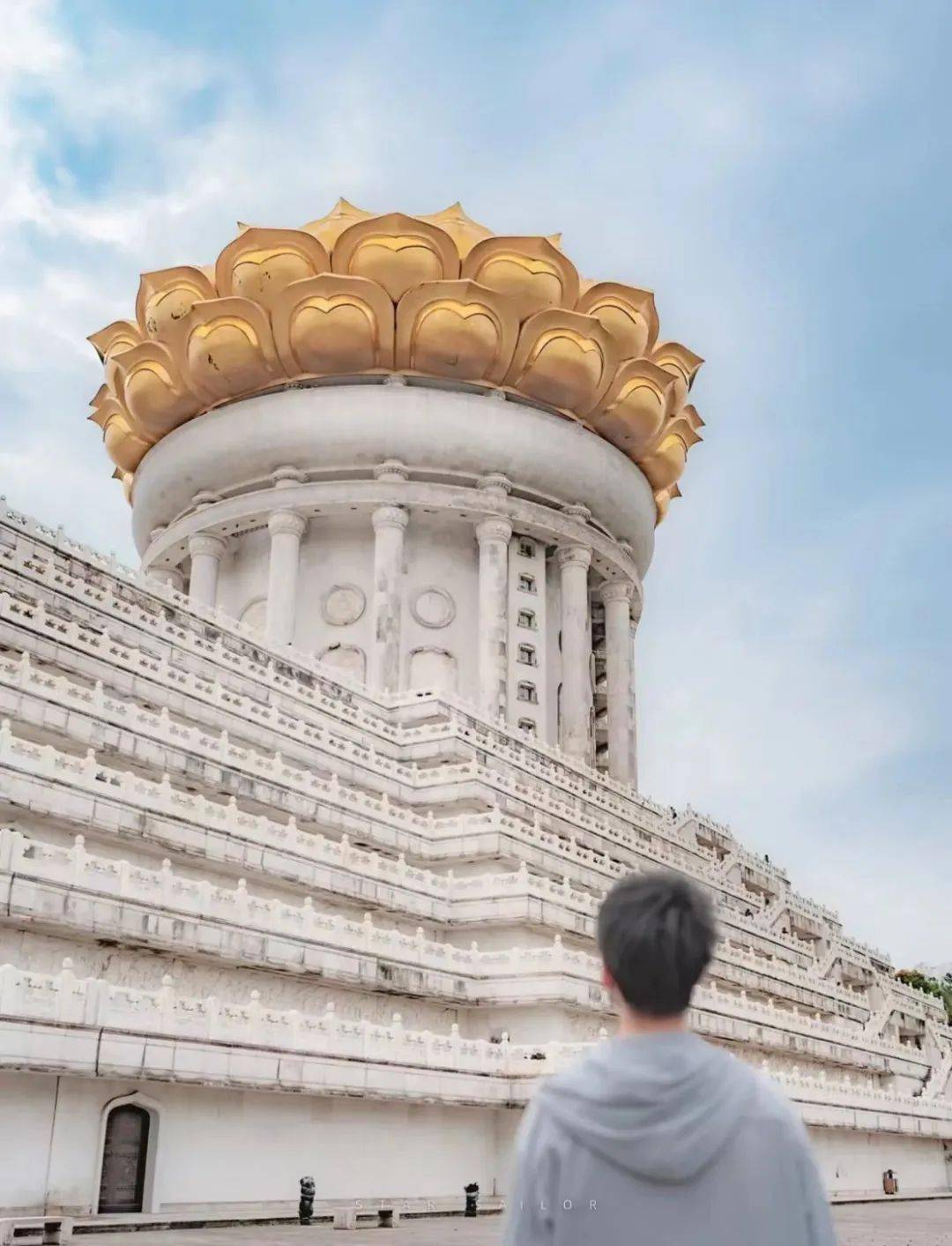 兜率天宫·龙华寺在鉴湖酒岛码头乘画舫船赴鲁镇景区,与鲁迅笔下人物