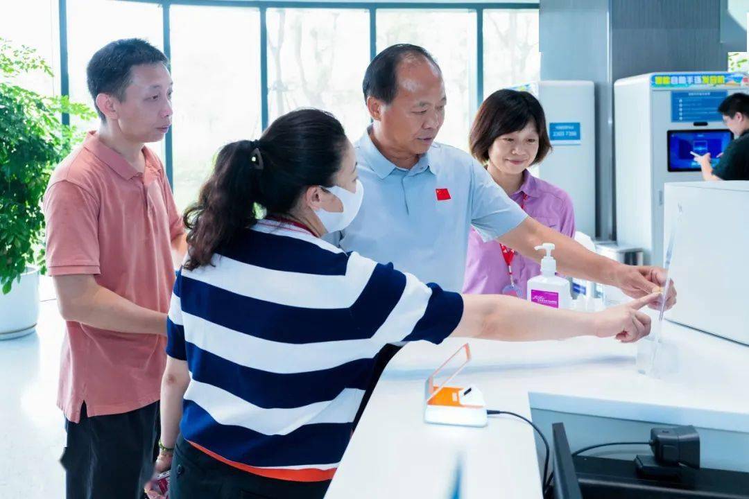 检查人员还对救生员等各类从业人员持证上岗情况以及场地监控设施