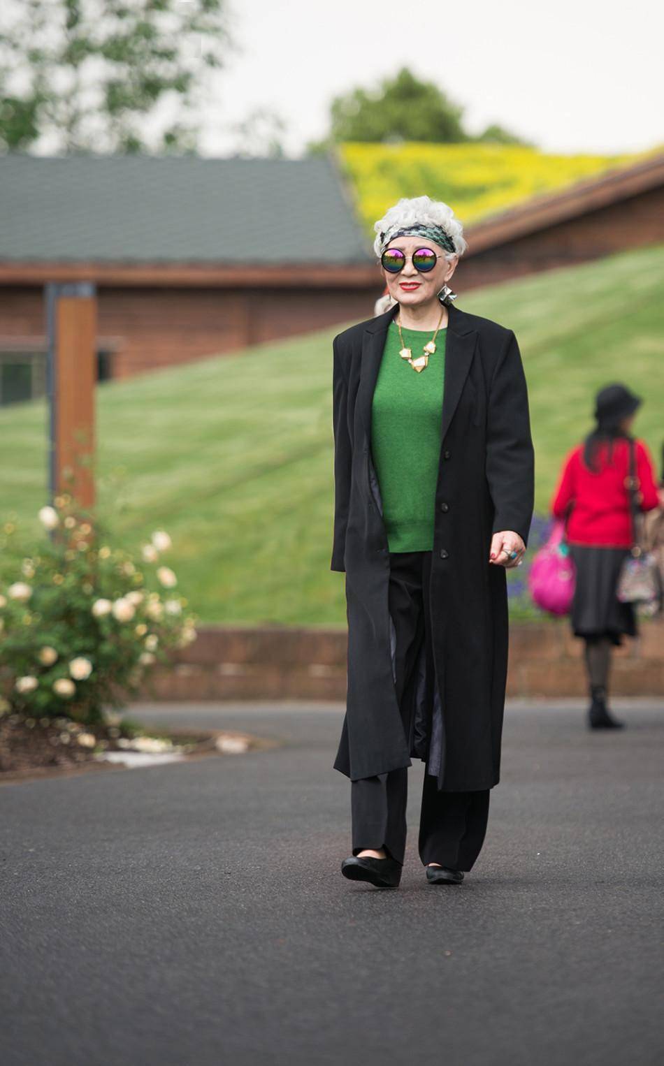 看北京街头老太太穿搭,我发现:衣装干净,发花白,到老优雅气质_时尚