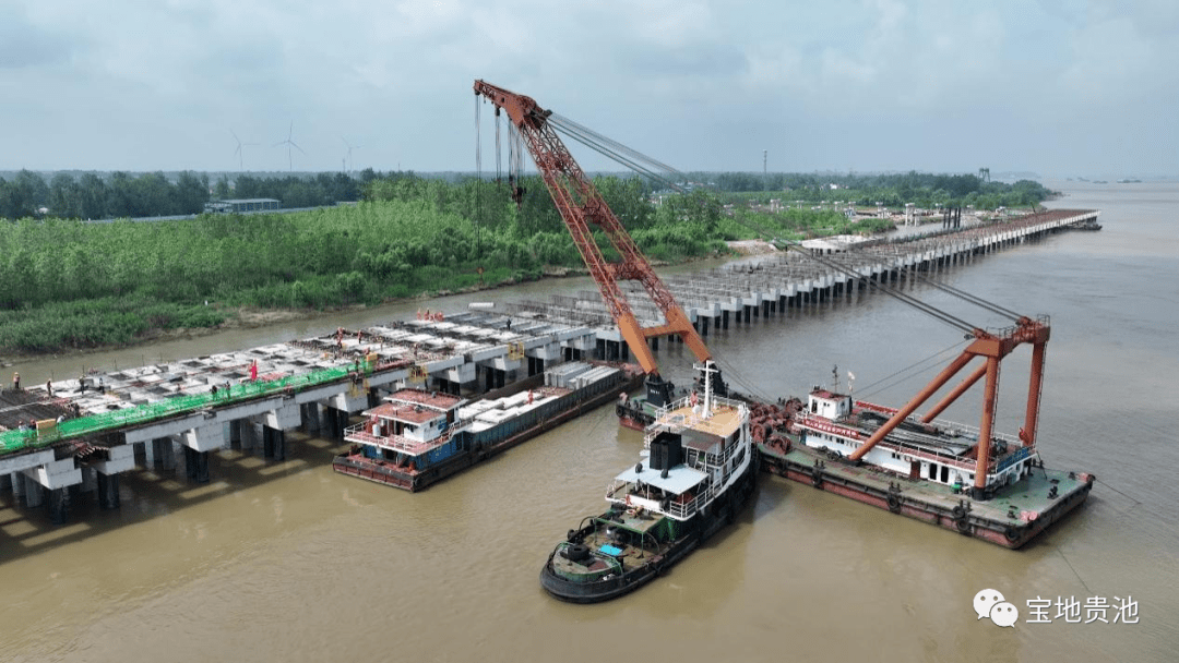 7月4日,笔者走进池州港乌沙港区公用码头工程建设现场,码头平台上,一