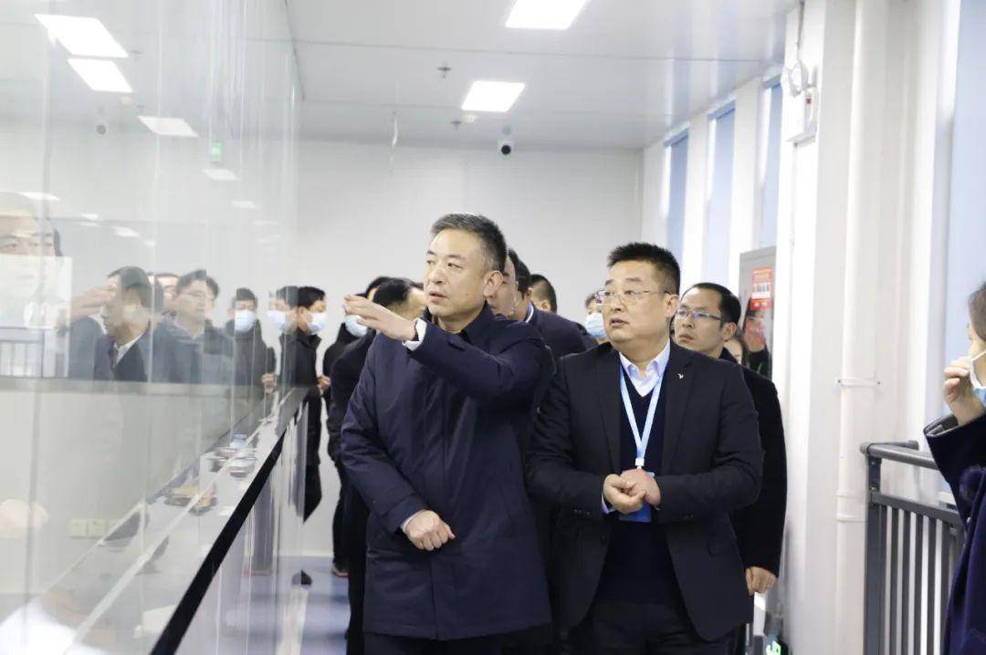 随后召开的座谈会上,师军宣读了市委任命文件,张永久作表态发言.