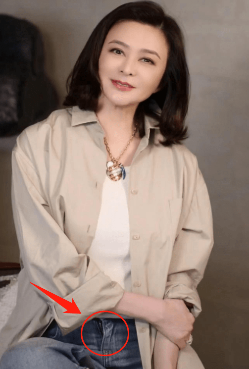 原来,在这条动态中,关之琳晒出了自己的美照,并且还独自饮酒谈感情.