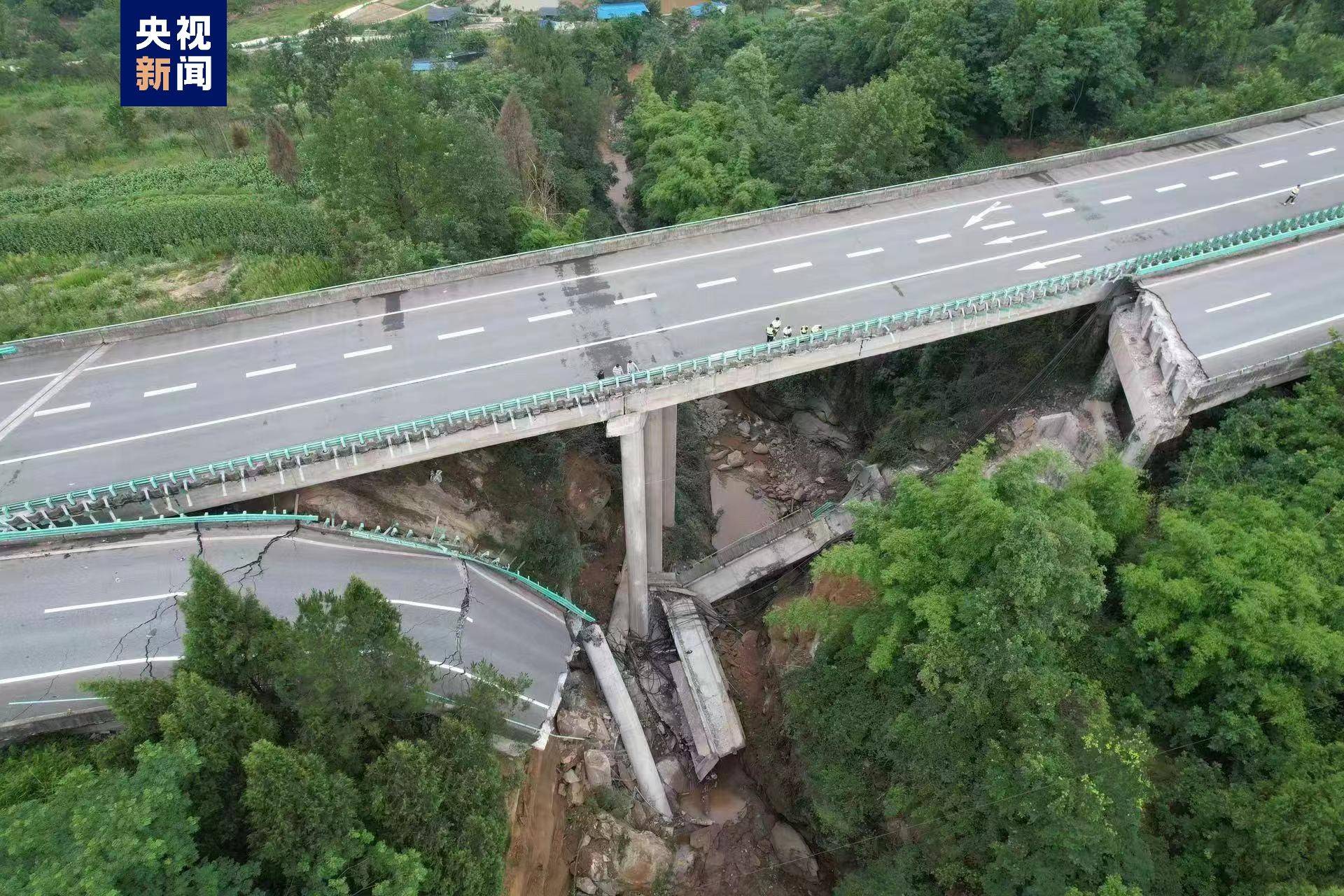 黑龙江一高速桥梁塌陷 两车坠落-荔枝网