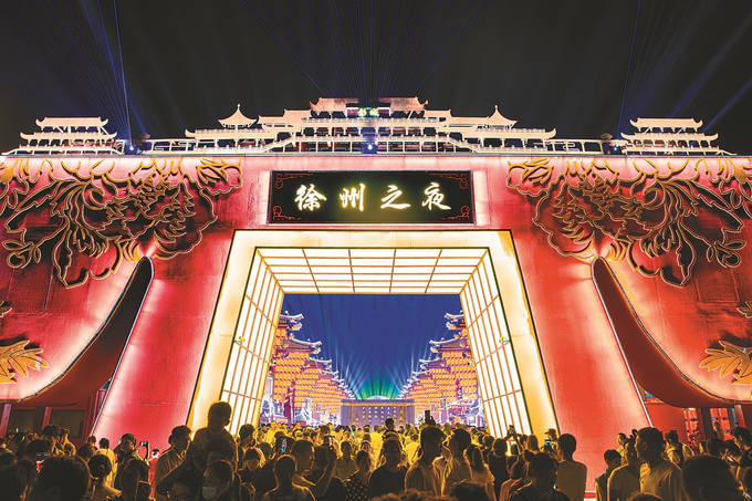 潘安湖畔开启试运营,市民前往参观打卡,感受汉文化"不夜城"的独特魅力
