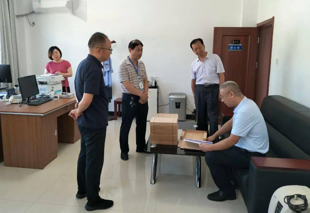金源鹏实地参观了成县人民政府行政复议接待大厅,听证室,调解室,档案