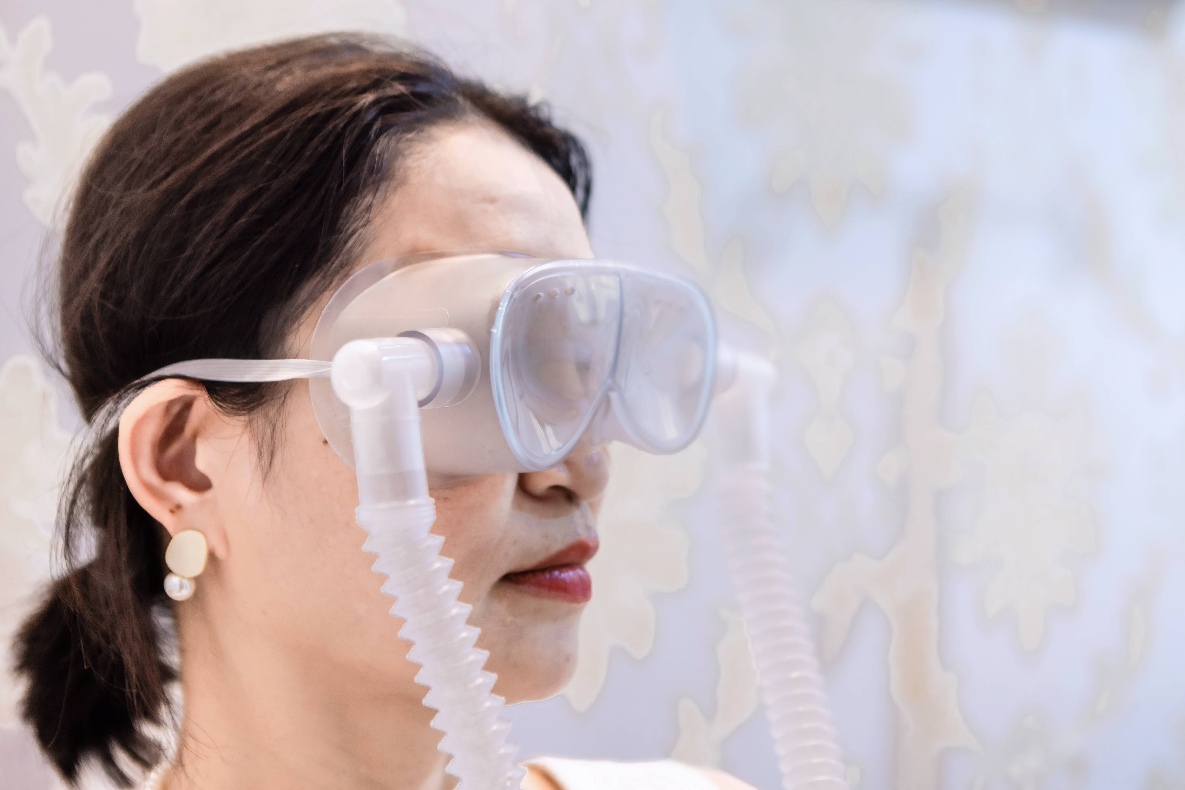 大多数干眼症患者都可以采用的常规治疗方案有:蒸汽熏蒸,睑板腺按摩