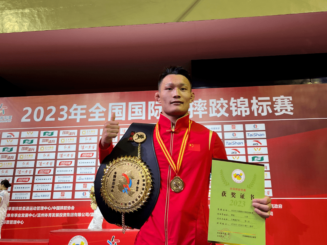 江西省摔跤冠军图片