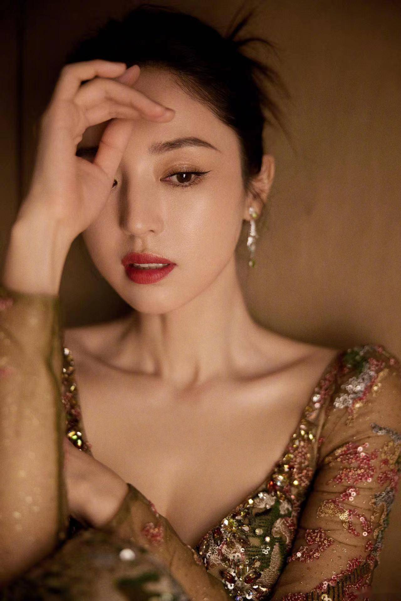 43岁董璇晒照纤瘦匀称!