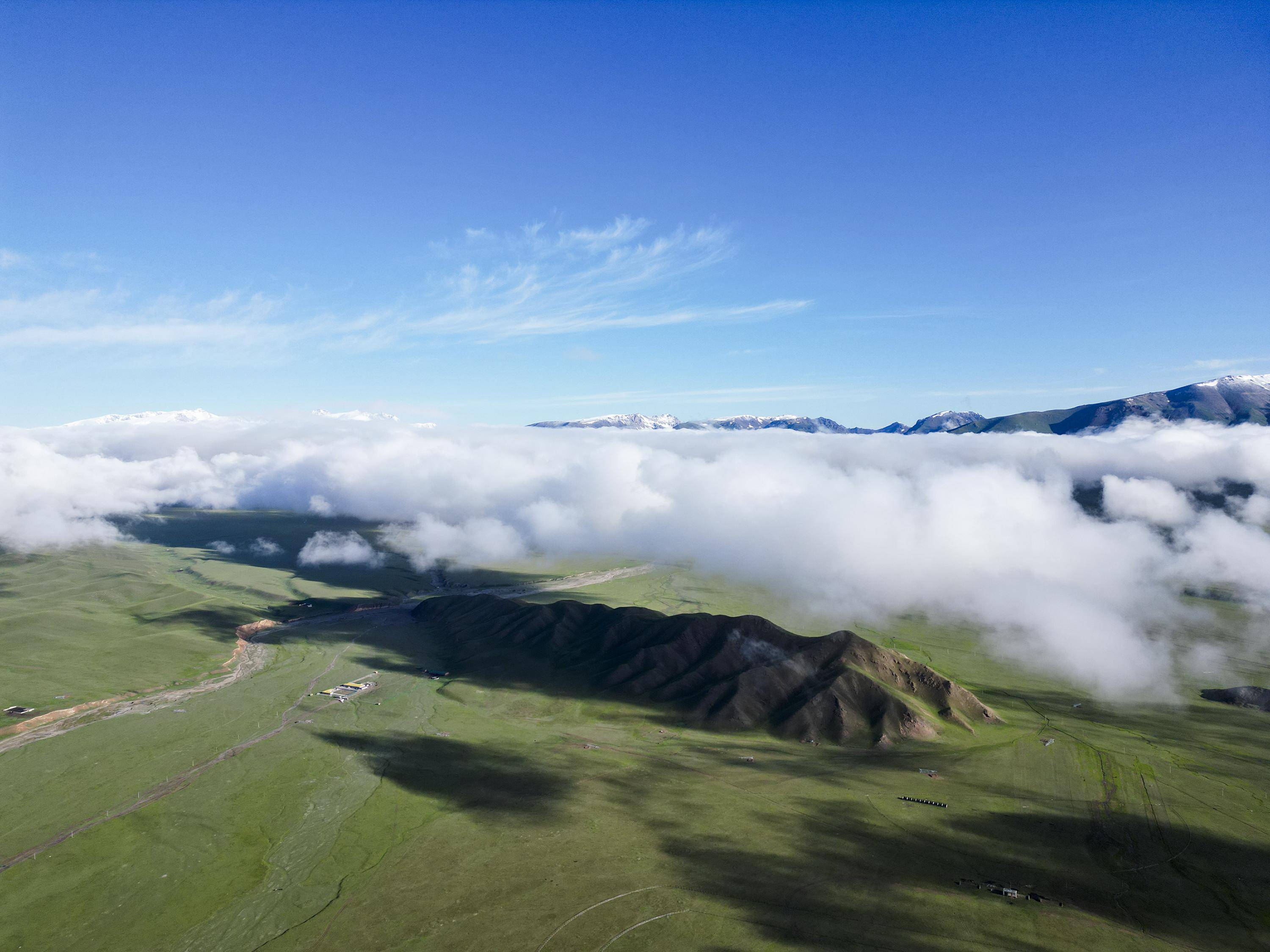 (美丽中国)夏日巴音布鲁克草原景色美_新华社_郝昭_和静县