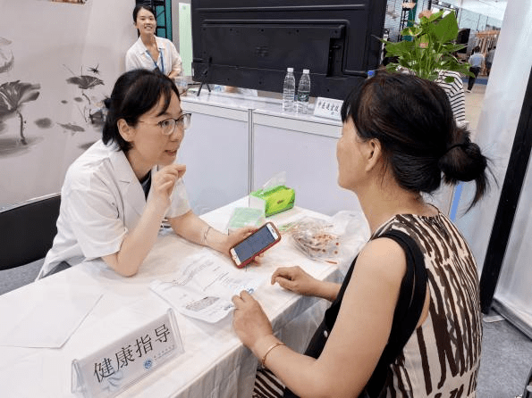 多位浙江何氏妇科流派传承人:方晓红主任医师,马景副主任医师,徐新亚