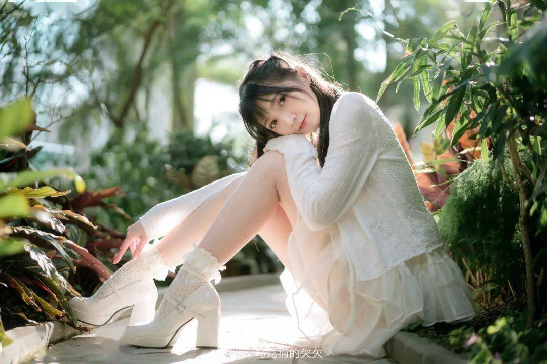 人像写真:阳光斑驳,白衣萝莉_coser-_摄影