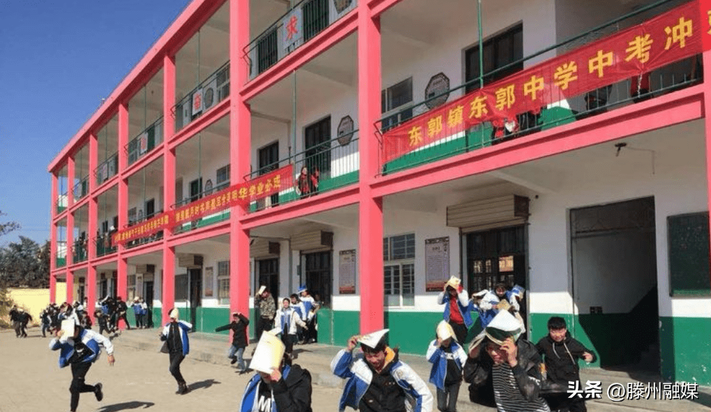 600分以上13人,滕州市重点高中录取共计40余人,为东郭中学中考成绩