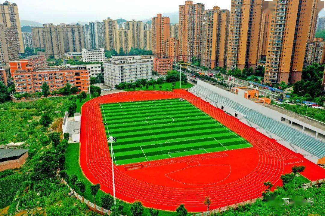 7月6日,104中学标准田径运动场已基本完工,整体外观效果全面展现,与