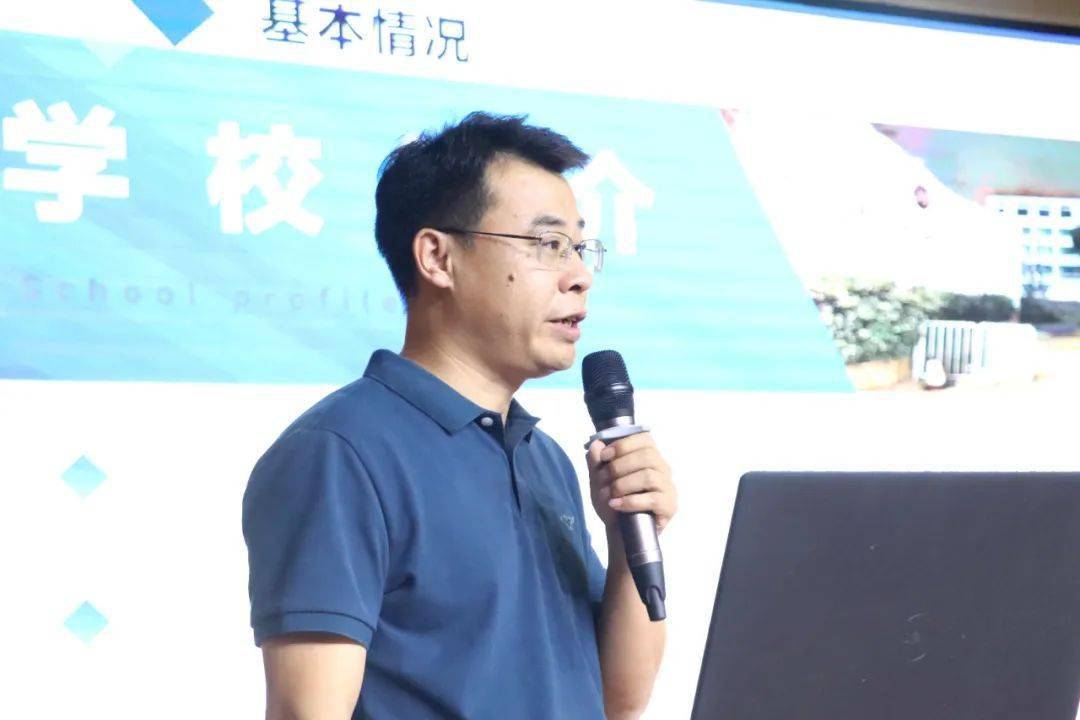 泰禹天铂小学蒋智清校长向大家介绍了学校"静心教书,潜心育人,促进