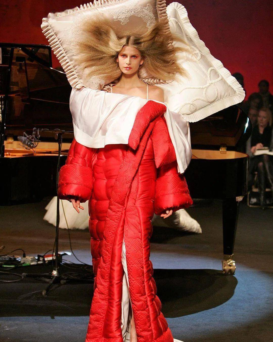 "惊悚"无头人体模型,穿着女性黑色定制燕尾服,挂在模特的背上,或者在