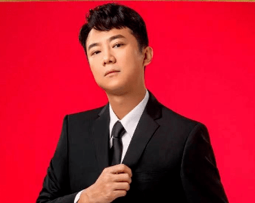 曾出演央视春晚小品《魔幻三兄弟》,大型文博综艺《国家宝藏》,开心