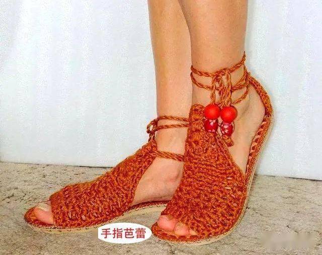 手工钩织时尚的凉鞋