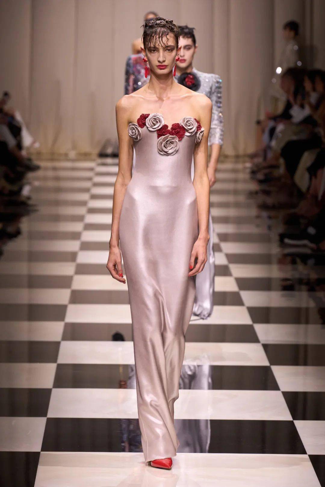 秀场| armani privé 2023 秋季高级定制时装秀,红裙美艳动人!