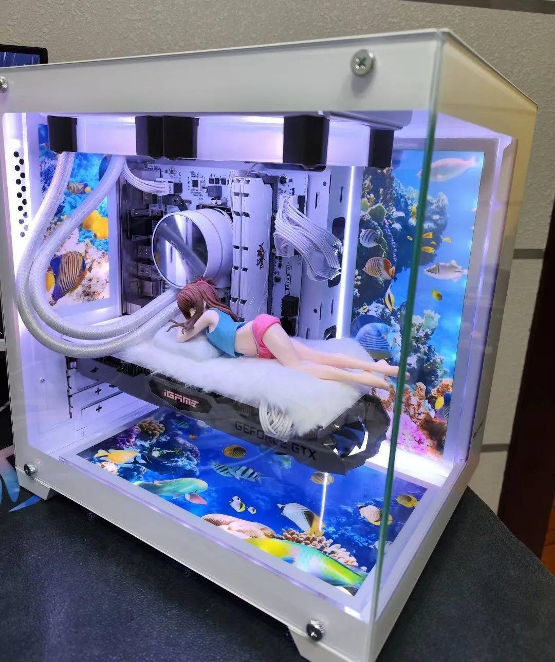 还是装修豪华,疑似想养鱼的海景房里,不变的总是同样的姿势,相同的