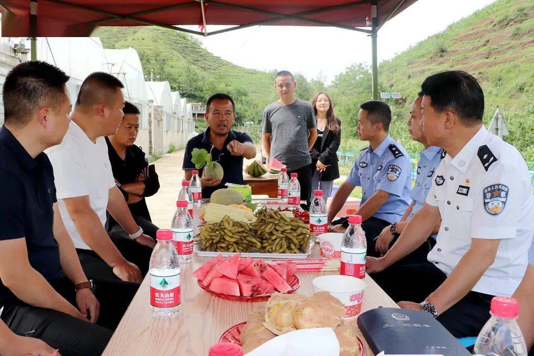 7月5日,刘鹏监狱长一行来到钟山区大湾镇,在大湾镇党委书记杨松同志的