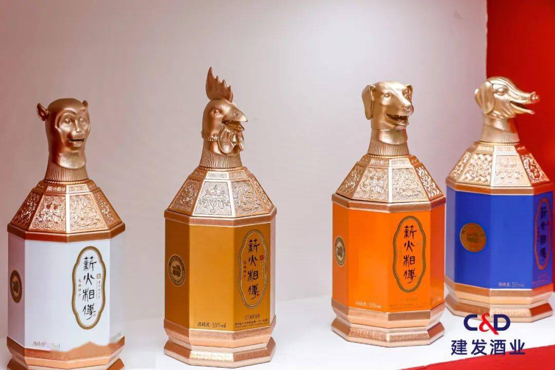 薪火相传·十二兽首,传承十二兽首生肖文化,酒瓶设计更融入了老祖宗留