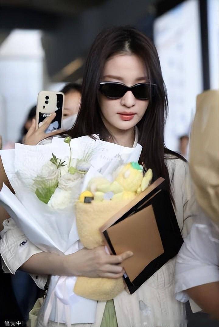 王楚然到达长沙黄花机场,准备《你好星期六》录制,人比花娇