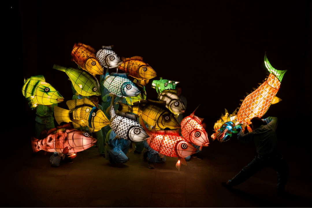 新中国成立后,结合时代背景,鱼灯舞被改编和创新,讲述海洋中原本分散