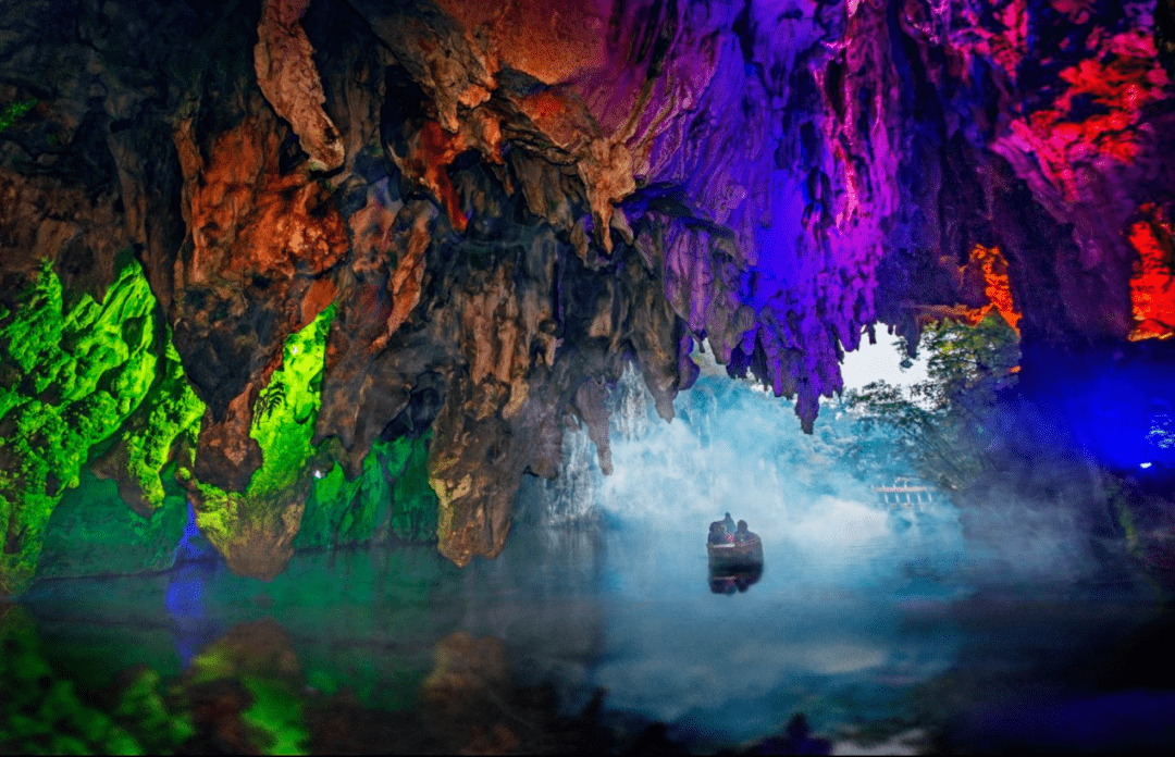 景区的门票包含水溶洞游船,可以乘坐小舟进入这个溶洞暗河