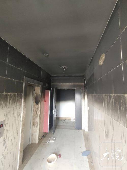 合肥西城山水居18楼突发火灾 消防紧急救出3名被困者