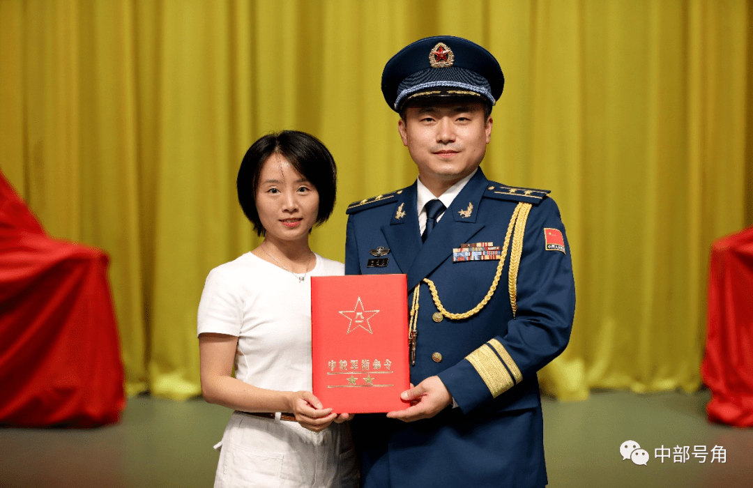 中部战区联合参谋部直属单位举行晋升军衔仪式_家属_工作_向前