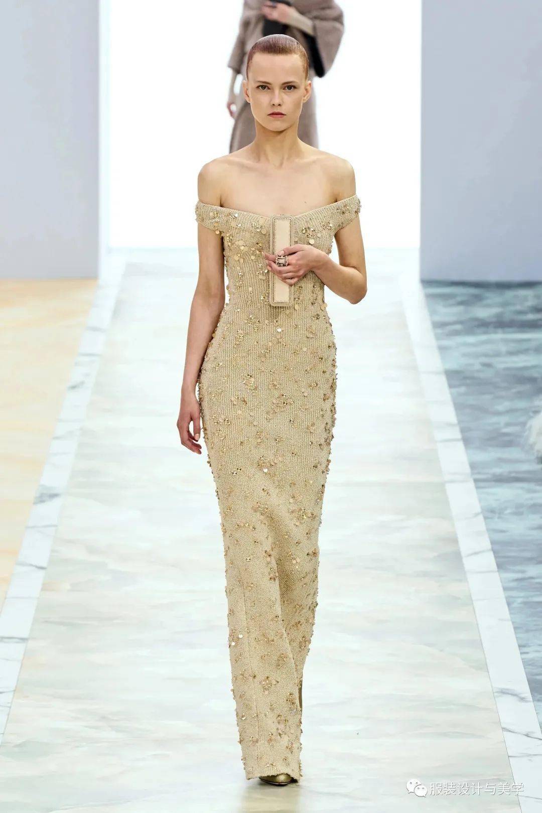 (这些适合捂胸的深v高定服装)_金星_定制_系列