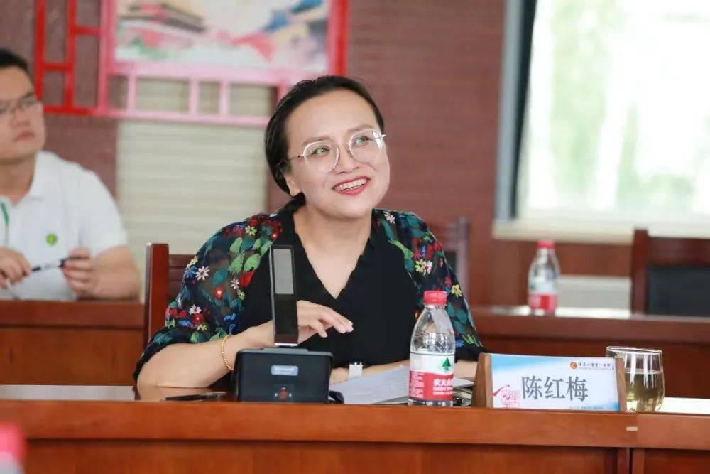 调研座谈会张家口市第一中学校长陈红梅代表学校致欢迎辞