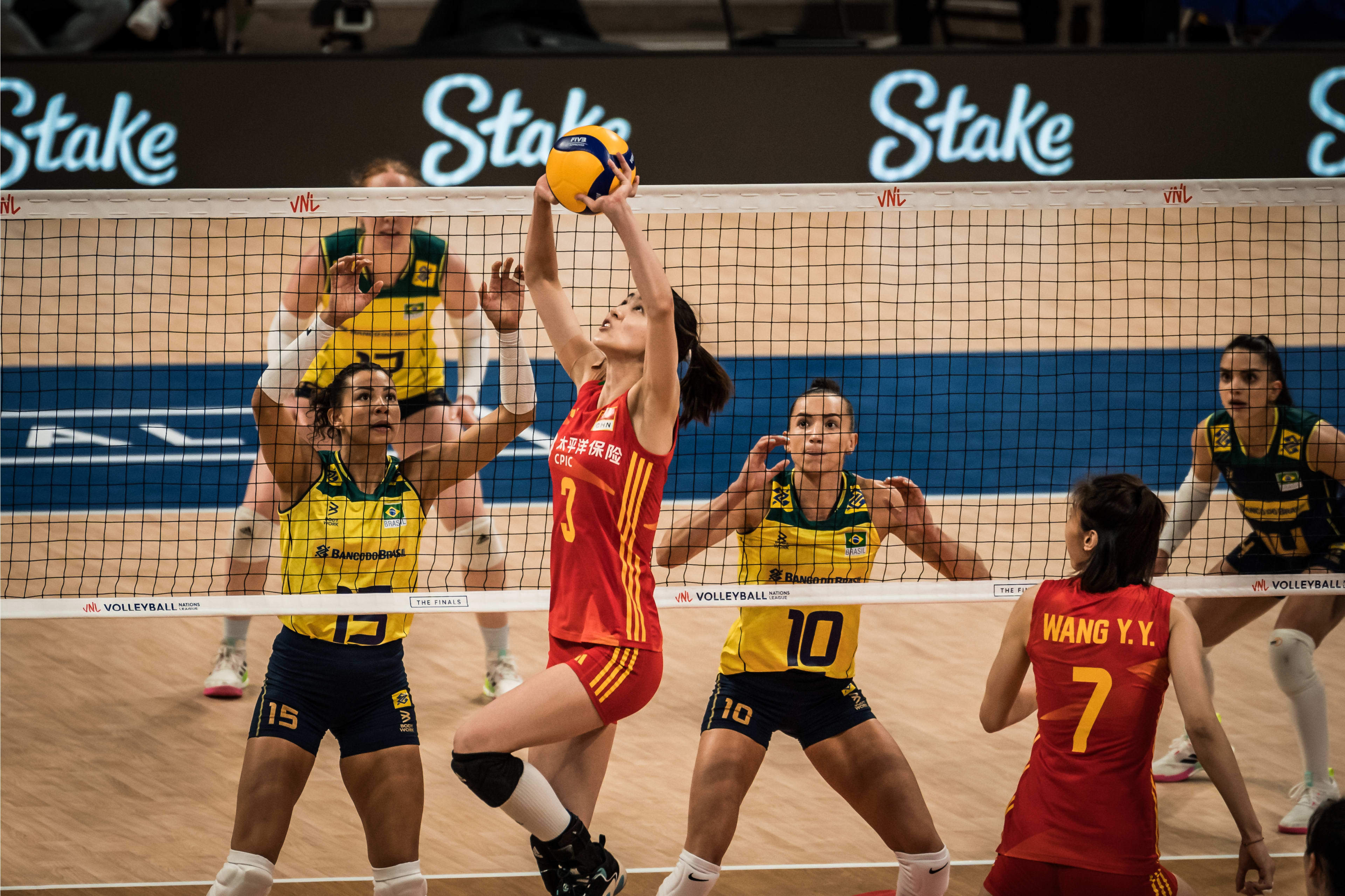 世界女排联赛总决赛:中国女排力克巴西队挺进四强_比赛_李盈_拦网