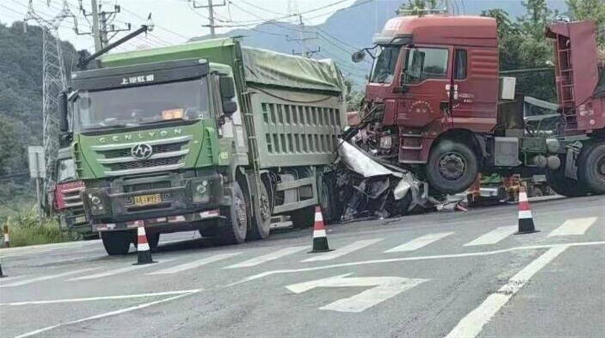杭州一小汽车被两大货车挤压变形，官方：一人遇难