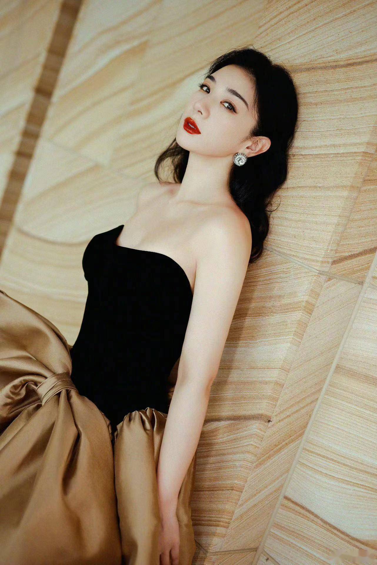 露香肩上演锁骨杀,凹凸线条不输妙龄少女_电视剧_网友_黑金