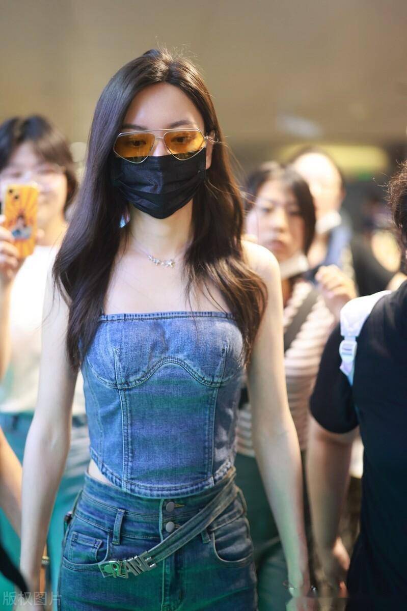 于文文街拍:无袖牛仔套装尽显优美身材_上海_机场