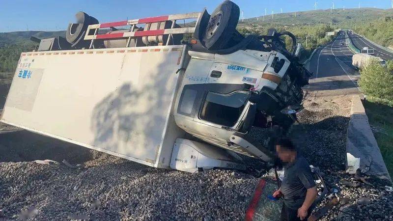 张家口境内高速大货车刹车失灵冲入紧急避险带~_海张_大下坡_事故