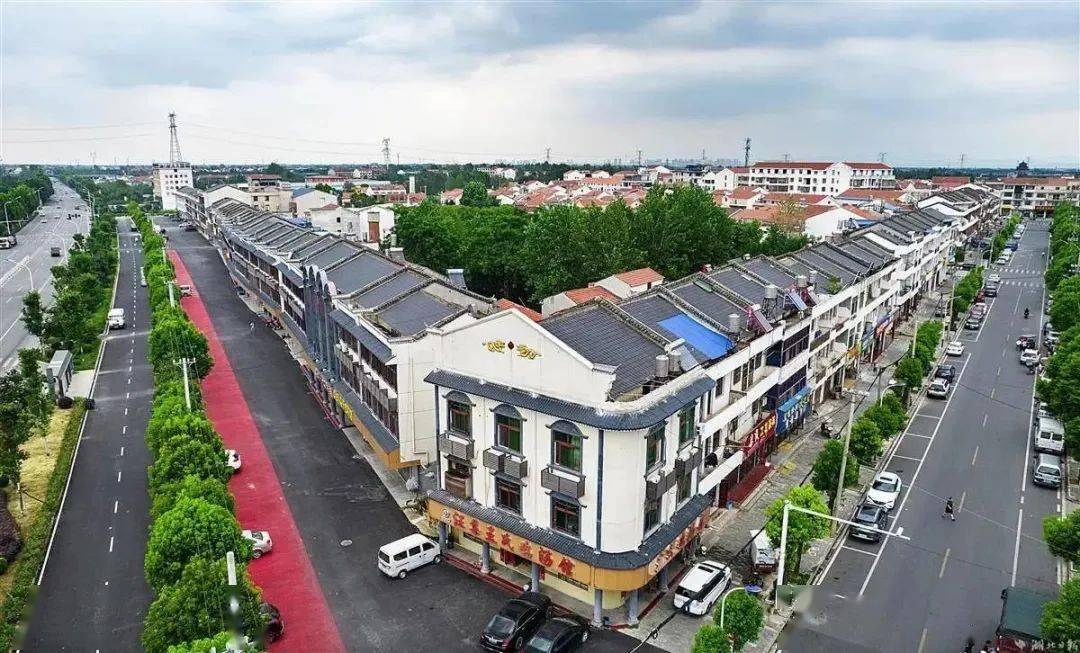 6月7日,鸟瞰武汉市新洲区汪集街汤食一条街,崭新的汪集门楼尤为醒目