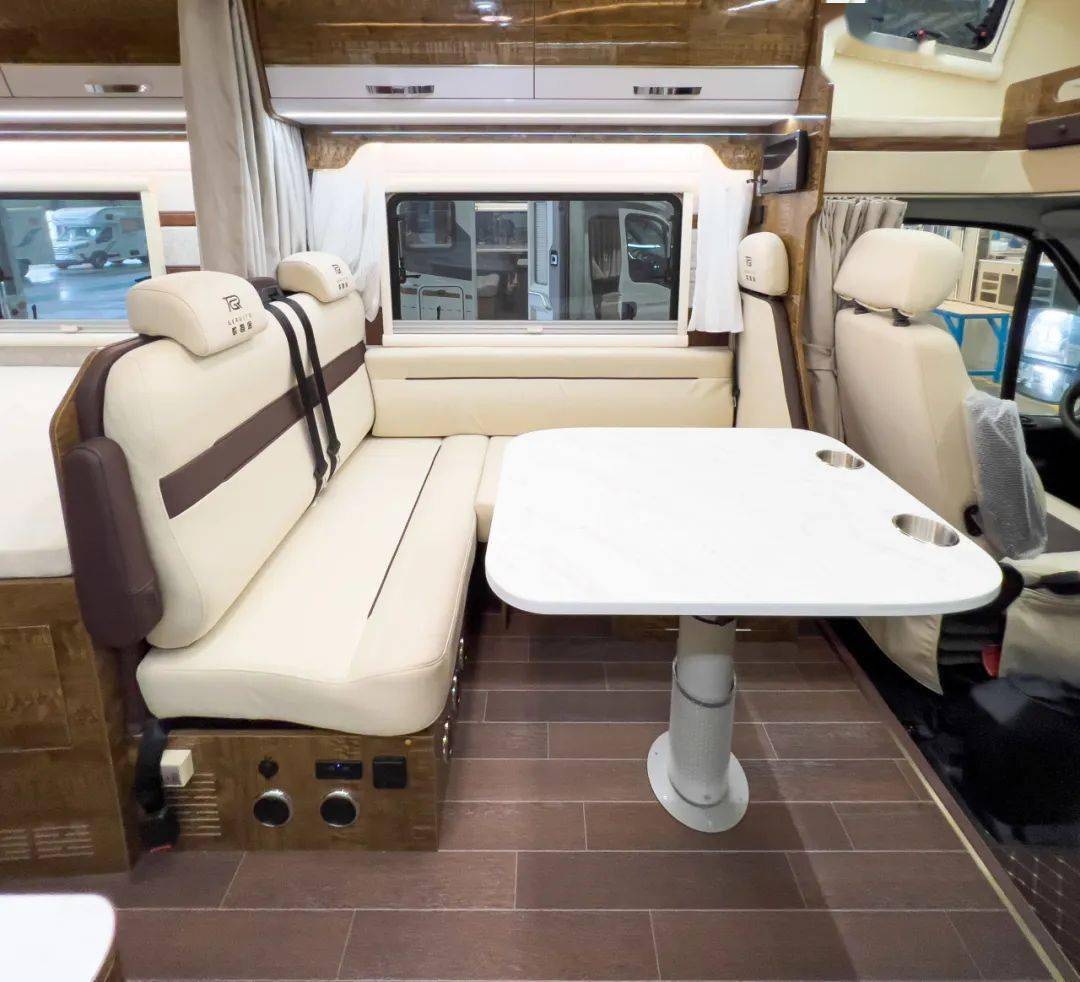歌睿途c300房车 纵置床铺布局 精美内饰家具 豪华旅途享受