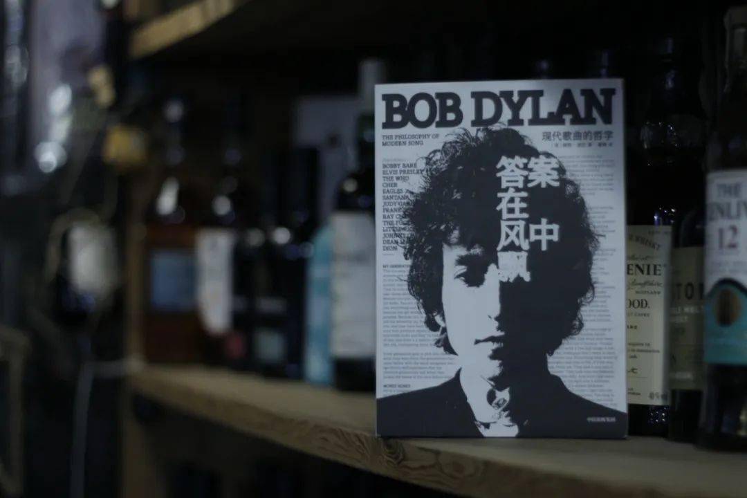 诺奖得主鲍勃·迪伦出新书了!首度公开66首私人歌单_歌曲奖_音乐_风中